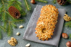 galletas de mantequilla de navidad con nueces. concepto de vacaciones de año nuevo foto