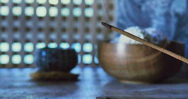 incienso, meditación y té ceremonia con incienso palos lento movimiento 4k video