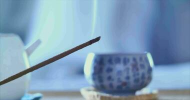 encens, méditation et thé la cérémonie avec encens des bâtons. atmosphérique. 4k. cinématique video