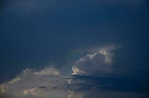 oscuro cielo con Brillo Solar mediante el nubes foto