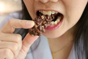 de cerca de un mujer boca comiendo comida foto