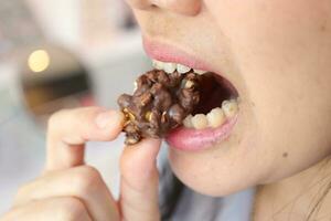 de cerca de un mujer boca comiendo comida foto