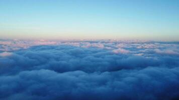 aereo Visualizza al di sopra di il montagne con mare di nebbia durante mattina Alba nel blu cielo. mare di nuvole in giro montagna picchi a Alba. nascosto viaggio nel settentrionale Tailandia video