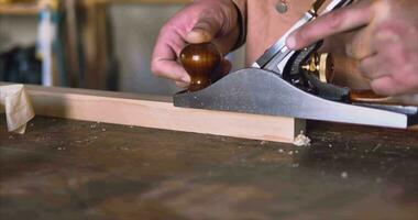 meester timmerman werken met een hand- vlak Aan hout met dun krullen video