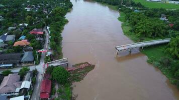 aéreo Visão do uma estragado estrada ponte sobre uma rio depois de águas da enchente lavado longe a asfalto. quebrado ponte depois de instantâneo inundações dentro a chuvoso temporada. video