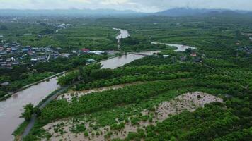 antenne visie van water vrijgelaten van de afvoer kanaal van de beton dam is een manier van overlopend water in de regenachtig seizoen. top visie van troebel bruin Woud water stromen van een dam in Thailand. video