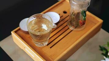 Chinese thee ceremonie. samenstelling van thee accessoires Aan een thee bord. een thee reeks video