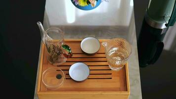 chino tradicional té ceremonia. élite chino blanco té. té conjunto en un té tablero. video