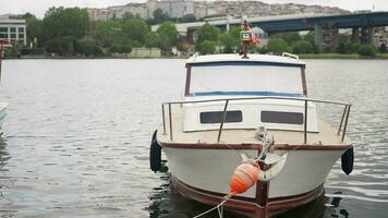 bateau Dock sur rivière dans Istanbul . video
