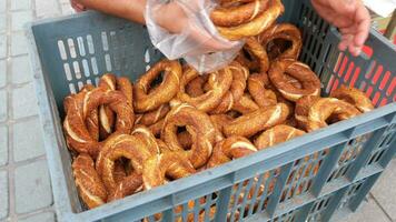 Türkisch Bagel simit Verkauf beim Taqsim Platz im ein van video