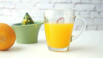 pressant des oranges dans Orange jus, video