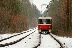 apresurando el tranvía a través del bosque de invierno foto