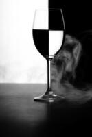 un vaso de agua y humo sobre un fondo blanco y negro foto