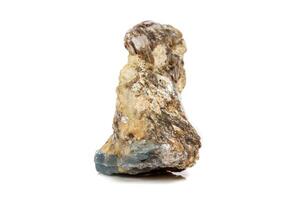 corindón de piedra mineral macro en roca un fondo blanco foto