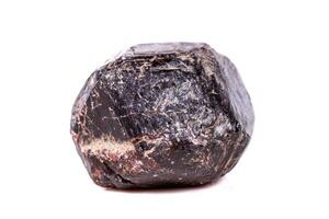 macro de una piedra granate mineral sobre un fondo blanco foto