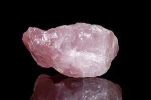 macro mineral Roca rosado cuarzo en negro antecedentes foto