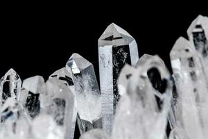 diamantes de imitación de piedra mineral macro en cristales sobre un fondo negro foto
