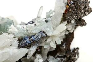 Piedra mineral macro drusus cuarzo con esfalerita en la roca un fondo blanco. foto