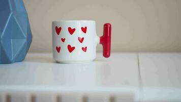 café copo com coração forma símbolo em mesa video