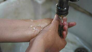 de cerca agua fluir a mano de mujer. video