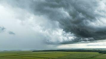 temperamental nubes terminado granja tierra con lluvia comenzando foto
