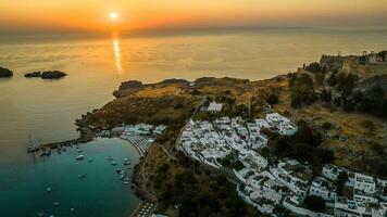 aéreo ver de pequeño pueblo de lindos, Rodas, Grecia foto