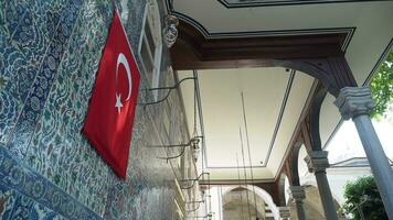 kalkoen Istanbul 22 mei 2023. Turks vlag Aan de muur van een eyup sultan moskee video