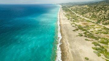 claro agua por el playa en Rodas cerca lindos, Grecia foto