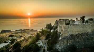 aéreo ver de pequeño pueblo de lindos, Rodas, Grecia foto