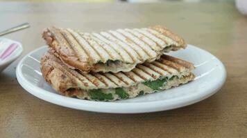 donne mano raccogliere Sandwich con prosciutto, formaggio, pomodori,, video