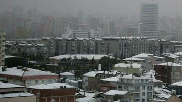 Haut vue de chute de neige sur bâtiments dans Istanbul ville video