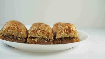 turc dessert Baklava sur une assiette sur table video