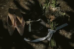 Boda Zapatos y ramo de flores en Roca foto