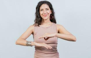 sonriente joven mujer gesticulando en firmar idioma. hembra Interprete gesticulando en firmar idioma, personas gesticulando en firmar idioma aislado foto