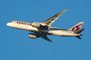 Katar vías respiratorias boeing 787-8 soñador pasajero avión a aeropuerto. aviación y aeronave. aire transporte y viajar. internacional transporte. mosca y volador. foto