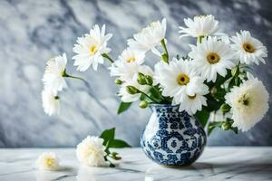 blanco margaritas en un azul y blanco florero. generado por ai foto