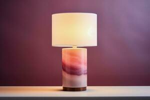 elegante mármol base mesa lámpara emitiendo sutil resplandor aislado en un degradado antecedentes foto