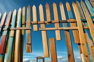 un cerca hecho de de madera palos con un azul cielo en el antecedentes. generado por ai foto