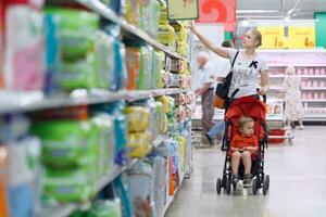 madre con su hijo en el supermercado foto