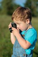 pequeño niño tomando imágenes al aire libre foto