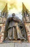 charles-emilio freppel estatua en frente de iglesia-santos-pierre-y-pablo en overnai, Francia foto