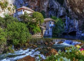 pequeño pueblo blagaj en buna cascada, bosnia y herzegovina foto