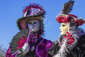 hermosa disfraces y mascaras a el Venecia carnaval en Annecy, Francia foto