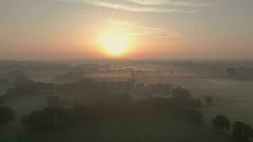 een zonsopkomst over- een mistig landschap video