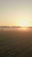 aéreo Visão do a nascer do sol sobre uma campo video