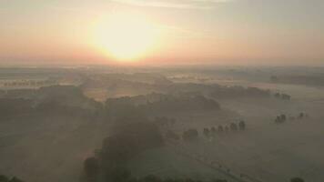 ein Sonnenaufgang Über ein nebelig Landschaft video