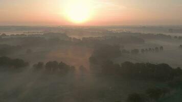 een zonsopkomst over- een mistig landschap video