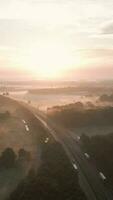 antenne visie van een snelweg in de de nevel video