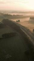 aéreo Visão do uma rodovia dentro a névoa video