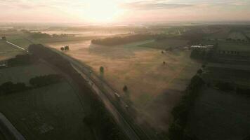 aéreo ver de un autopista en el niebla video